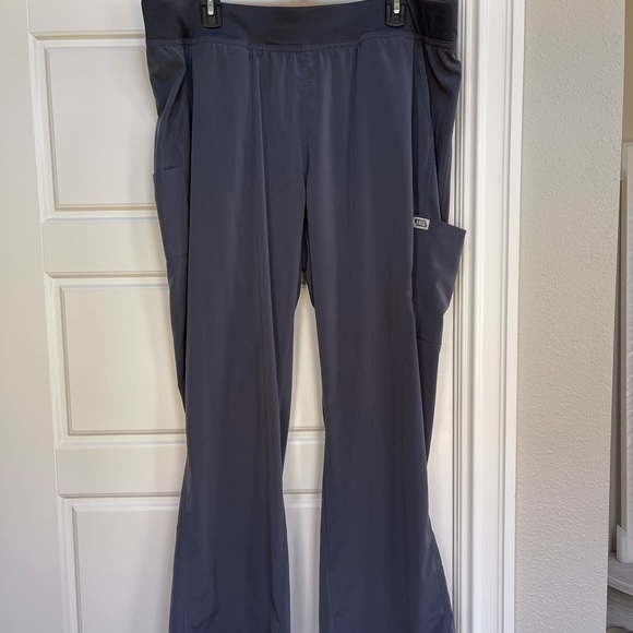 ELEVATE by IRG Scrubs (3 pieces) - Picture 6 of 9